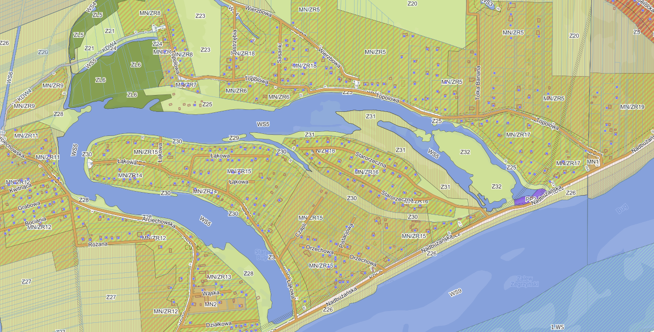Mapa przedstawiająca obszar wzdłuż rzeki Bug, z oznaczeniami lokalizacji, granicami działek oraz infrastrukturą. Widoczne są nazwy miejscowości oraz różne strefy użytkowania terenu.