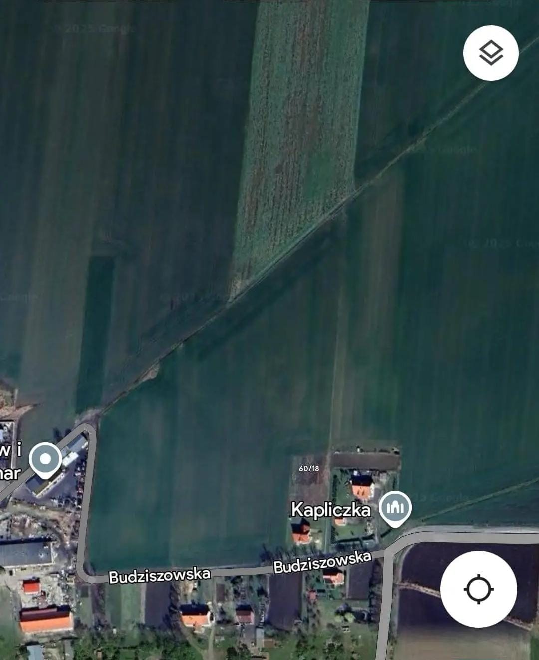 Widok satelitarny okolicy Budziszowskiej i Kapliczki, z widocznymi polami uprawnymi oraz zabudowaniami mieszkalnymi.